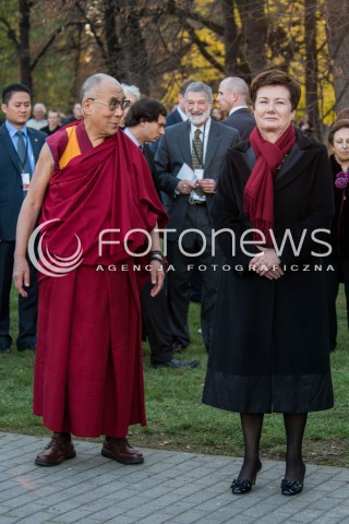  23.10.2013 WARSZAWA<br />NOBLISCI SADZA DRZEWO PAMIECI W OGRODZIE SASKIM<br />N/Z DALAJLAMA,HANNA GRONKIEWICZ-WALTZ<br /> 