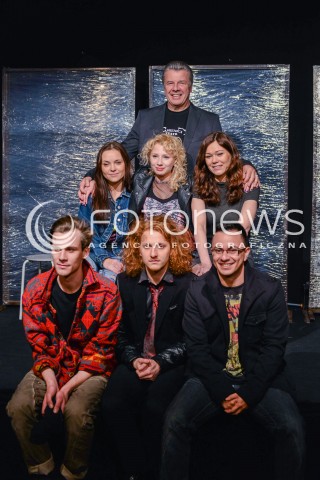  25.10.2013 WARSZAWA<br />SPEKTAKL MY DZIECI Z DWORCA ZOO W TEATRZE KAMIENICA<br />N/Z MAGDALENA NIEC GRACJA NIEDZWIEDZ KATARZYNA PTASINSKA MARCEL SABAT ADAM SEROWANIEC GIOVANNY CASTELLANOS EMILIAN KAMINSKI<br /> 