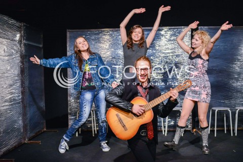  25.10.2013 WARSZAWA<br />SPEKTAKL MY DZIECI Z DWORCA ZOO W TEATRZE KAMIENICA<br />N/Z  MAGDALENA NIEC GRACJA NIEDZWIEDZ KATARZYNA PTASINSKA ADAM SEROWANIEC<br /> 