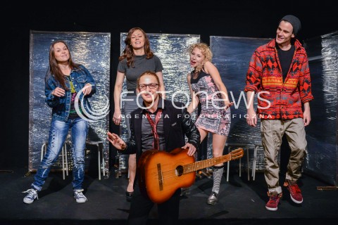  25.10.2013 WARSZAWA<br />SPEKTAKL MY DZIECI Z DWORCA ZOO W TEATRZE KAMIENICA<br />N/Z  MAGDALENA NIEC GRACJA NIEDZWIEDZ KATARZYNA PTASINSKA MARCEL SABAT ADAM SEROWANIEC<br /> 