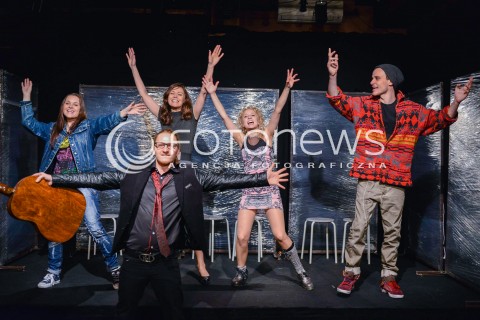  25.10.2013 WARSZAWA<br />SPEKTAKL MY DZIECI Z DWORCA ZOO W TEATRZE KAMIENICA<br />N/Z  MAGDALENA NIEC GRACJA NIEDZWIEDZ KATARZYNA PTASINSKA MARCEL SABAT ADAM SEROWANIEC<br /> 