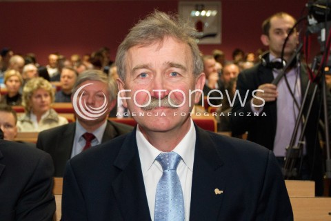  27.10.2013 RZESZOW<br />KONWENCJA REGIONALNA JAROSLAWA GOWINA PT. GODZINA DLA POLSKI W RZESZOWIE<br />N/Z KAZIMIERZ JAWORSKI SENATOR SOLIDARNEJ POLSKI<br /> 