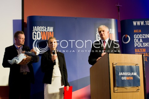  27.10.2013 RZESZOW<br />KONWENCJA REGIONALNA JAROSLAWA GOWINA PT. GODZINA DLA POLSKI W RZESZOWIE<br />N/Z JAROSLAW GOWIN I RODZINA NA SCENIE<br /> 