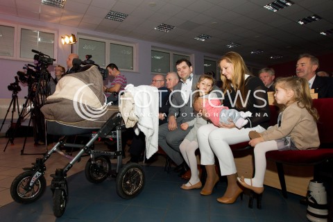  27.10.2013 RZESZOW<br />KONWENCJA REGIONALNA JAROSLAWA GOWINA PT. GODZINA DLA POLSKI W RZESZOWIE<br />N/Z RODZINA Z MALYMI DZIECMI W PIERWSZYM RZEDZIE, W TYM 3 TYGODNIOWE DZIECKO<br /> 