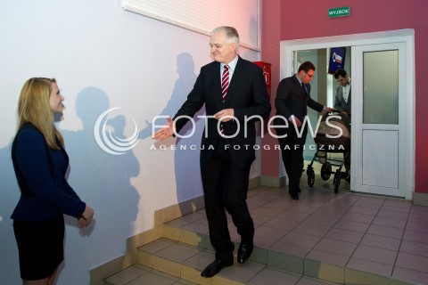  27.10.2013 RZESZOW<br />KONWENCJA REGIONALNA JAROSLAWA GOWINA PT. GODZINA DLA POLSKI W RZESZOWIE<br />N/Z JAROSLAW GOWIN , ZA POSLEM WESZLI RODZICE Z MALYMI DZIECMI<br /> 