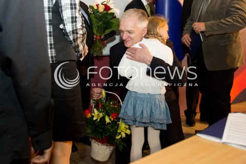  27.10.2013 RZESZOW<br />KONWENCJA REGIONALNA JAROSLAWA GOWINA PT. GODZINA DLA POLSKI W RZESZOWIE<br />N/Z JAROSLAW GOWIN I MALA DZIEWCZYNKA Z KWIATAMI<br /> 