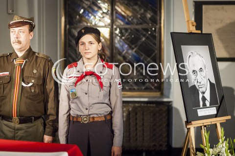  02.11.2013 WARSZAWA OSTATNIE POZEGNANIE PREMIERA TADEUSZA MAZOWIECKIEGO N/Z HARCERZE TRZYMAJA WARTE PRZY TRUMNIE  