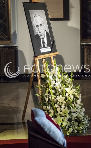  02.11.2013 WARSZAWA OSTATNIE POZEGNANIE PREMIERA TADEUSZA MAZOWIECKIEGO N/Z WIENCE POD PORTRETEM TADEUSZA MAZOWIECKIEGO  