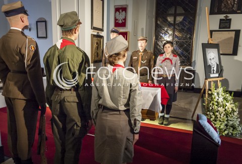  02.11.2013 WARSZAWA OSTATNIE POZEGNANIE PREMIERA TADEUSZA MAZOWIECKIEGO N/Z HARCERZE TRZYMAJA WARTE PRZY TRUMNIE  