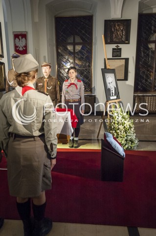 02.11.2013 WARSZAWA OSTATNIE POZEGNANIE PREMIERA TADEUSZA MAZOWIECKIEGO N/Z HARCERZE TRZYMAJA WARTE PRZY TRUMNIE  