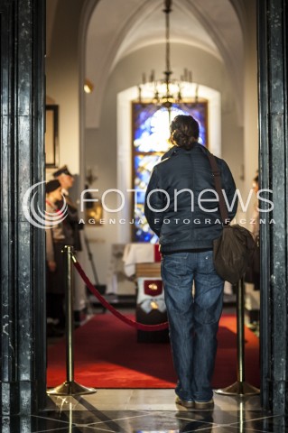  02.11.2013 WARSZAWA OSTATNIE POZEGNANIE PREMIERA TADEUSZA MAZOWIECKIEGO N/Z OBYWATELE SKLADAJA HOLD  