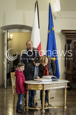  02.11.2013 WARSZAWA OSTATNIE POZEGNANIE PREMIERA TADEUSZA MAZOWIECKIEGO N/Z WPIS DO KSIEGI PAMIATKOWEJ  