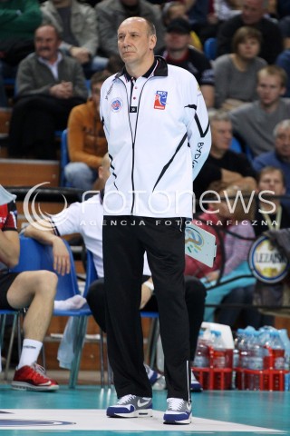  02.11.2013 RZESZOW <br />SIATKOWKA PLUS LIGA 2013/2014 MEN VOLLEYBALL POLAND POLISH PLUSLIGA LEAGUE SEASON 2013/2014 <br />MECZ ASSECO RESOVIA RZESZOW - TRANSFER BYDGOSZCZ<br />N/Z MARIAN KARDAS TRENER SYLWETKA<br /> 