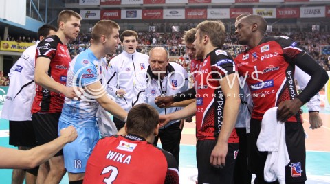  02.11.2013 RZESZOW <br />SIATKOWKA PLUS LIGA 2013/2014 MEN VOLLEYBALL POLAND POLISH PLUSLIGA LEAGUE SEASON 2013/2014 <br />MECZ ASSECO RESOVIA RZESZOW - TRANSFER BYDGOSZCZ<br />N/Z MARIAN KARDAS TRENER YASSER PORTUONDO TOMASZ BONISLAWSKI PAWEL WOICKI MARCIN WIKA PODCZAS PRZERWY TECHNICZNEJ<br /> 