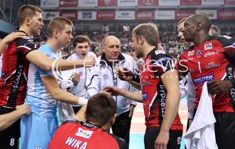  02.11.2013 RZESZOW <br />SIATKOWKA PLUS LIGA 2013/2014 MEN VOLLEYBALL POLAND POLISH PLUSLIGA LEAGUE SEASON 2013/2014 <br />MECZ ASSECO RESOVIA RZESZOW - TRANSFER BYDGOSZCZ<br />N/Z MARIAN KARDAS TRENER YASSER PORTUONDO TOMASZ BONISLAWSKI PAWEL WOICKI MARCIN WIKA PODCZAS PRZERWY TECHNICZNEJ<br /> 
