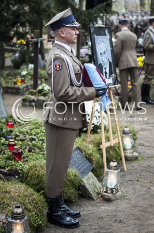  03.11.2013 WARSZAWA UROCZYSTOSC POGRZEBOWA PREMIERA TADEUSZA MAZOWIECKIEGO N/Z ZOLNIERZ TRZYMAJACY WARTE  