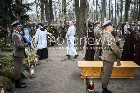  03.11.2013 WARSZAWA UROCZYSTOSC POGRZEBOWA PREMIERA TADEUSZA MAZOWIECKIEGO N/Z ZOLNIERZE TRZYMAJACY WARTE  
