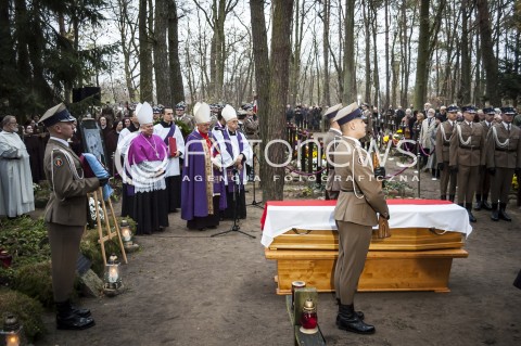  03.11.2013 WARSZAWA UROCZYSTOSC POGRZEBOWA PREMIERA TADEUSZA MAZOWIECKIEGO N/Z TRUMNA Z CIALEM PREMIERA TADEUSZA MAZOWIECKIEGO  
