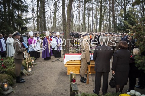 03.11.2013 WARSZAWA UROCZYSTOSC POGRZEBOWA PREMIERA TADEUSZA MAZOWIECKIEGO N/Z TRUMNA Z CIALEM PREMIERA TADEUSZA MAZOWIECKIEGO PARA PREZYDENCKA  
