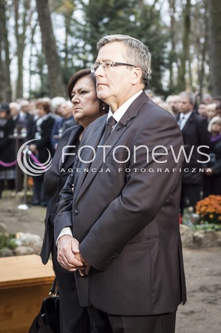  03.11.2013 WARSZAWA UROCZYSTOSC POGRZEBOWA PREMIERA TADEUSZA MAZOWIECKIEGO N/Z PARA PREZYDENCKA PREZYDENT RP BRONISLAW KOMOROWSKI  
