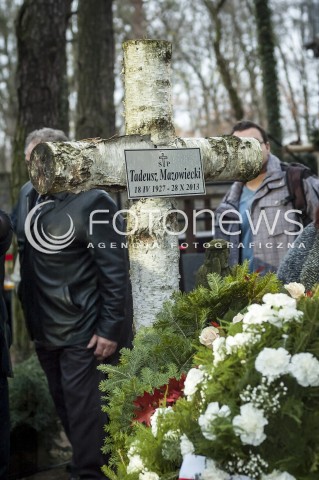  03.11.2013 WARSZAWA UROCZYSTOSC POGRZEBOWA PREMIERA TADEUSZA MAZOWIECKIEGO N/Z GROB TADEUSZA MAZOWIECKIEGO  