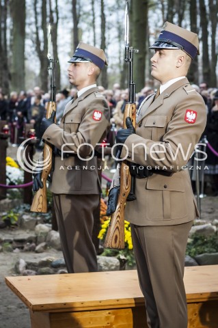  03.11.2013 WARSZAWA UROCZYSTOSC POGRZEBOWA PREMIERA TADEUSZA MAZOWIECKIEGO N/Z ZOLNIERZE TRZYMAJACY WARTE  