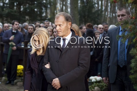  03.11.2013 WARSZAWA UROCZYSTOSC POGRZEBOWA PREMIERA TADEUSZA MAZOWIECKIEGO N/Z PREMIER DONALD TUSK WRAZ Z MALZONKA MALGORZATA TUSK  