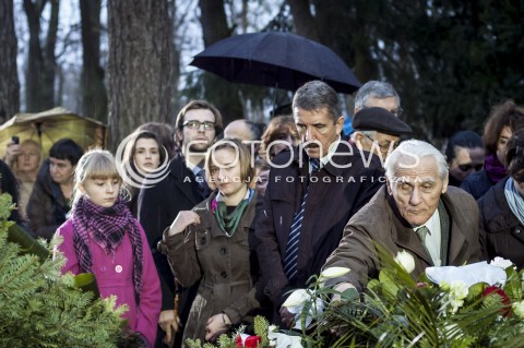  03.11.2013 WARSZAWA UROCZYSTOSC POGRZEBOWA PREMIERA TADEUSZA MAZOWIECKIEGO N/Z LUDZIE SKLADAJA KWIATY POD GROBEM   