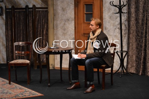  06.11.2013 WARSZAWA <br />SPEKTAKL SLONECZNI CHLOPCY W TEATRZE 6 PIETRO<br />N/Z ROBERT KOSZUCKI<br /> 