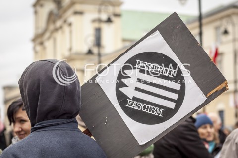  9.11.2013 WARSZAWA MANIFESTACJA ANTYFASZTOWSTOW RAZEM PRZECIWKO NACJONALIZMOWI W ROCZNICE NOCY KRYSZTALOWEJ N/Z MARSZ TRANSPARENT  