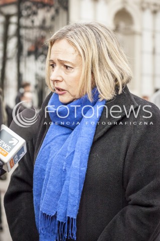  9.11.2013 WARSZAWA MANIFESTACJA ANTYFASZTOWSTOW RAZEM PRZECIWKO NACJONALIZMOWI W ROCZNICE NOCY KRYSZTALOWEJ N/Z MARSZ UCZESTNICY WANDA NOWICKA  