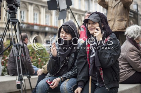  9.11.2013 WARSZAWA MANIFESTACJA ANTYFASZTOWSTOW RAZEM PRZECIWKO NACJONALIZMOWI W ROCZNICE NOCY KRYSZTALOWEJ N/Z MARSZ UCZESTNICY  