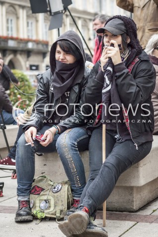  9.11.2013 WARSZAWA MANIFESTACJA ANTYFASZTOWSTOW RAZEM PRZECIWKO NACJONALIZMOWI W ROCZNICE NOCY KRYSZTALOWEJ N/Z MARSZ UCZESTNICY  