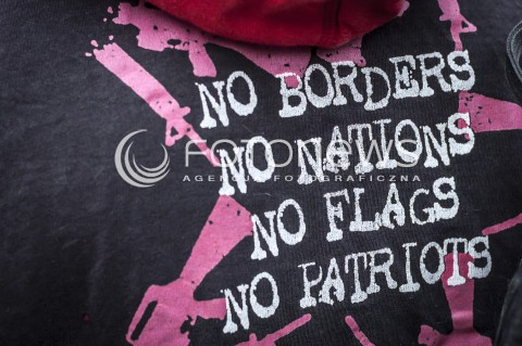  9.11.2013 WARSZAWA MANIFESTACJA ANTYFASZTOWSTOW RAZEM PRZECIWKO NACJONALIZMOWI W ROCZNICE NOCY KRYSZTALOWEJ N/Z MARSZ UCZESTNICY  