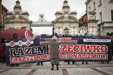  9.11.2013 WARSZAWA MANIFESTACJA ANTYFASZTOWSTOW RAZEM PRZECIWKO NACJONALIZMOWI W ROCZNICE NOCY KRYSZTALOWEJ N/Z MARSZ UCZESTNICY TRANSPARENT  