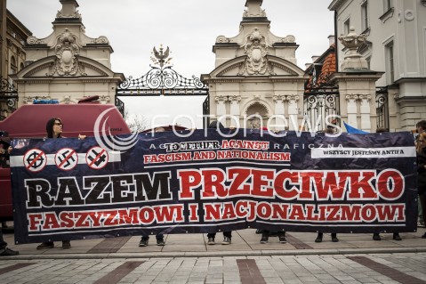  9.11.2013 WARSZAWA MANIFESTACJA ANTYFASZTOWSTOW RAZEM PRZECIWKO NACJONALIZMOWI W ROCZNICE NOCY KRYSZTALOWEJ N/Z MARSZ UCZESTNICY TRANSPARENT  