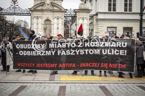  9.11.2013 WARSZAWA MANIFESTACJA ANTYFASZTOWSTOW RAZEM PRZECIWKO NACJONALIZMOWI W ROCZNICE NOCY KRYSZTALOWEJ N/Z MARSZ UCZESTNICY TRANSPARENT  