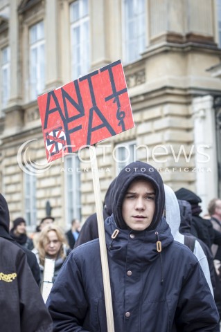  9.11.2013 WARSZAWA MANIFESTACJA ANTYFASZTOWSTOW RAZEM PRZECIWKO NACJONALIZMOWI W ROCZNICE NOCY KRYSZTALOWEJ N/Z MARSZ UCZESTNICY  