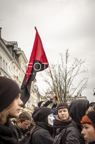  9.11.2013 WARSZAWA MANIFESTACJA ANTYFASZTOWSTOW RAZEM PRZECIWKO NACJONALIZMOWI W ROCZNICE NOCY KRYSZTALOWEJ N/Z MARSZ UCZESTNICY FLAGA ANTIFA  