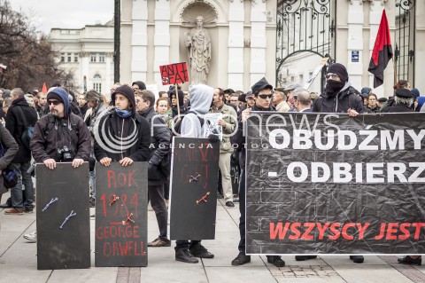  9.11.2013 WARSZAWA MANIFESTACJA ANTYFASZTOWSTOW RAZEM PRZECIWKO NACJONALIZMOWI W ROCZNICE NOCY KRYSZTALOWEJ N/Z MARSZ UCZESTNICY ANTIFA  