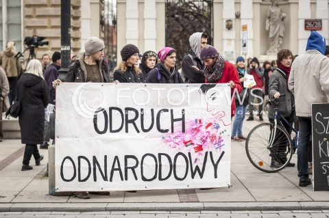  9.11.2013 WARSZAWA MANIFESTACJA ANTYFASZTOWSTOW RAZEM PRZECIWKO NACJONALIZMOWI W ROCZNICE NOCY KRYSZTALOWEJ N/Z MARSZ UCZESTNICY TRANSPARENT  