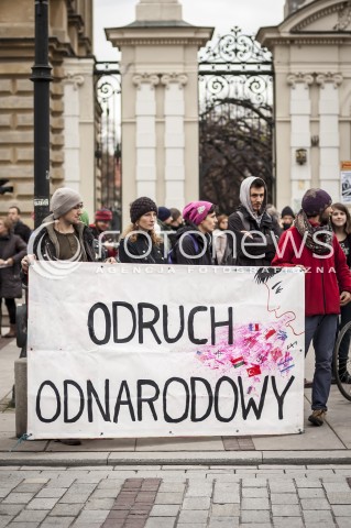  9.11.2013 WARSZAWA MANIFESTACJA ANTYFASZTOWSTOW RAZEM PRZECIWKO NACJONALIZMOWI W ROCZNICE NOCY KRYSZTALOWEJ N/Z MARSZ UCZESTNICY TRANSPARENT  