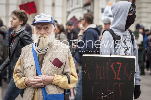  9.11.2013 WARSZAWA MANIFESTACJA ANTYFASZTOWSTOW RAZEM PRZECIWKO NACJONALIZMOWI W ROCZNICE NOCY KRYSZTALOWEJ N/Z MARSZ UCZESTNICY  