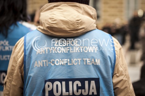  9.11.2013 WARSZAWA MANIFESTACJA ANTYFASZTOWSTOW RAZEM PRZECIWKO NACJONALIZMOWI W ROCZNICE NOCY KRYSZTALOWEJ N/Z MARSZ POLICJA ZESPOL ANTYKONFLIKTOWY  