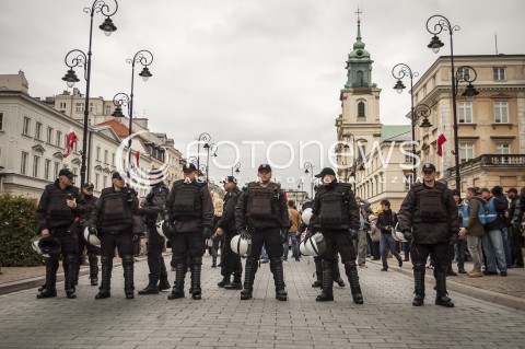  9.11.2013 WARSZAWA MANIFESTACJA ANTYFASZTOWSTOW RAZEM PRZECIWKO NACJONALIZMOWI W ROCZNICE NOCY KRYSZTALOWEJ N/Z MARSZ POLICJANCI  