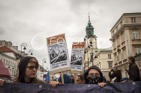  9.11.2013 WARSZAWA MANIFESTACJA ANTYFASZTOWSTOW RAZEM PRZECIWKO NACJONALIZMOWI W ROCZNICE NOCY KRYSZTALOWEJ N/Z MARSZ UCZESTNICY TRANSPARENTY  