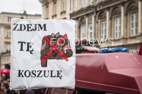 9.11.2013 WARSZAWA MANIFESTACJA ANTYFASZTOWSTOW RAZEM PRZECIWKO NACJONALIZMOWI W ROCZNICE NOCY KRYSZTALOWEJ N/Z MARSZ UCZESTNICY TRANSPARENT  