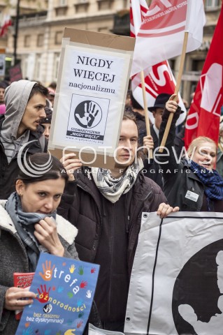  9.11.2013 WARSZAWA MANIFESTACJA ANTYFASZTOWSTOW RAZEM PRZECIWKO NACJONALIZMOWI W ROCZNICE NOCY KRYSZTALOWEJ N/Z MARSZ UCZESTNICY TRANSPARENT  