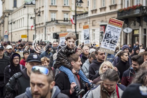 9.11.2013 WARSZAWA MANIFESTACJA ANTYFASZTOWSTOW RAZEM PRZECIWKO NACJONALIZMOWI W ROCZNICE NOCY KRYSZTALOWEJ N/Z MARSZ UCZESTNICY TRANSPARENT  