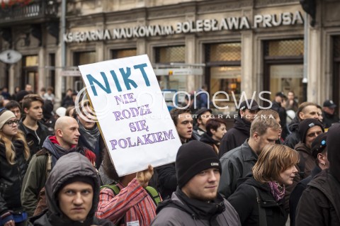  9.11.2013 WARSZAWA MANIFESTACJA ANTYFASZTOWSTOW RAZEM PRZECIWKO NACJONALIZMOWI W ROCZNICE NOCY KRYSZTALOWEJ N/Z MARSZ UCZESTNICY TRANSPARENT  